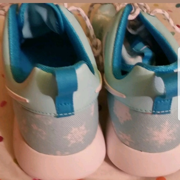 ❄️Nike Roshe Blue with White snowflakes 6.5Y - Picture 3 of 5